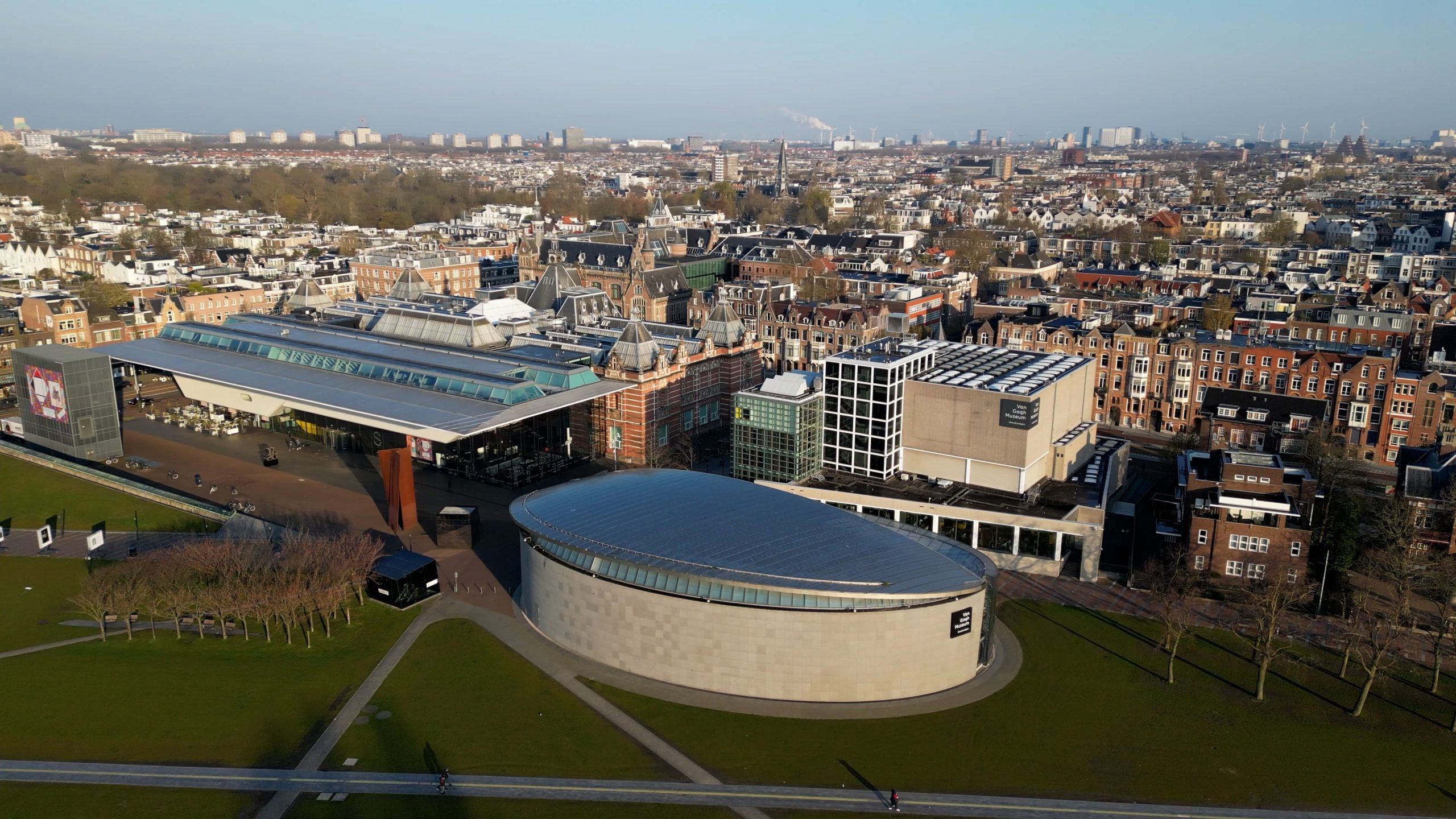 Drone shot van het Van Gogh Museum en het Stedelijk Museum in Amsterdam